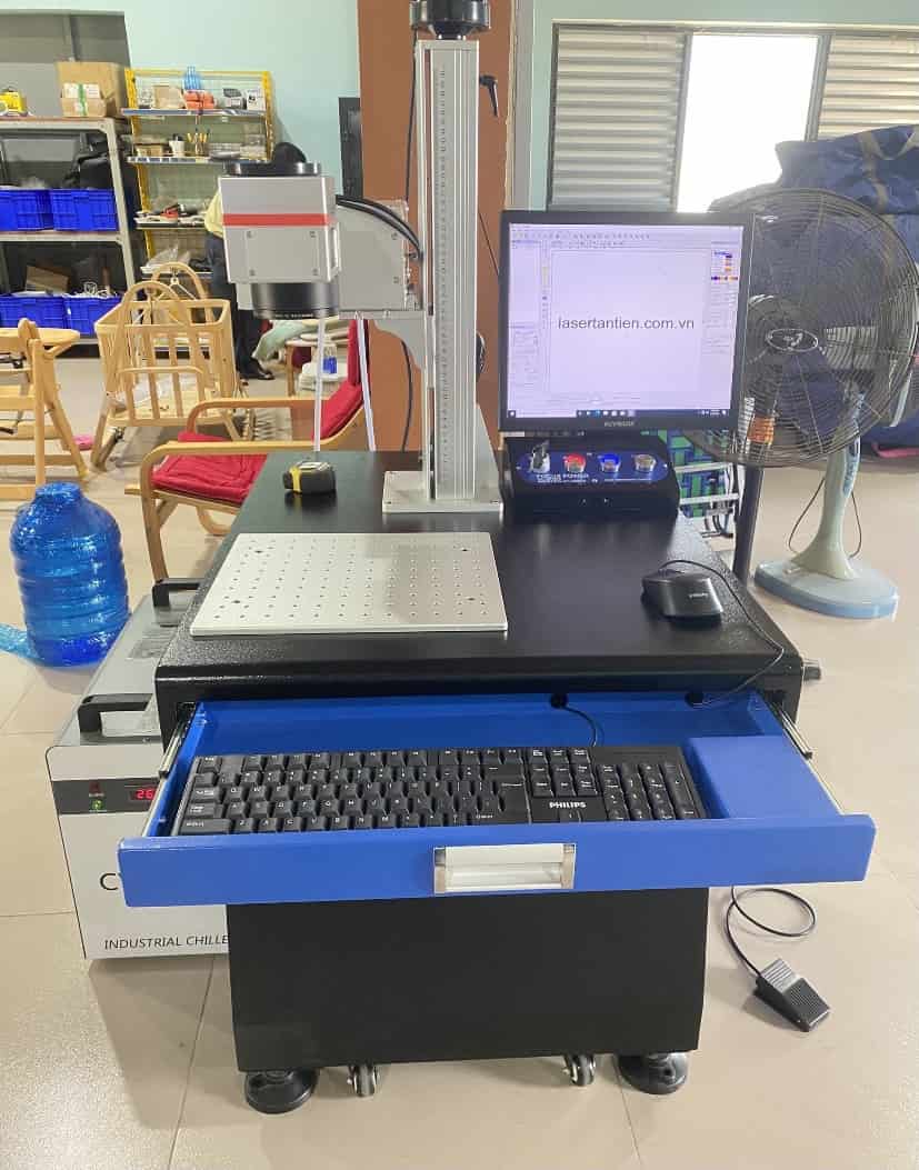 Máy khắc laser phục vụ ngành quà tặng